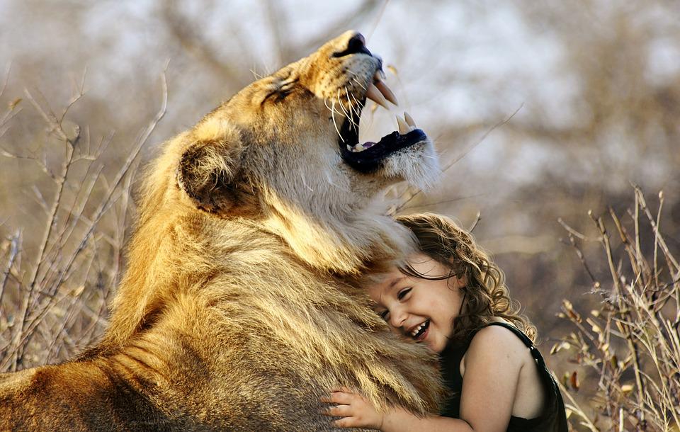 dítě a lev