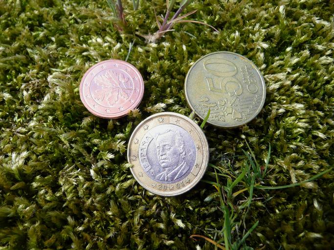 mince v trávě
